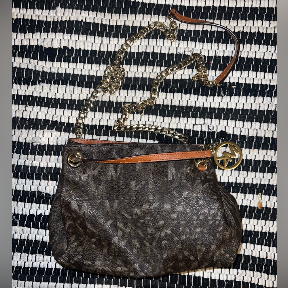 Michael Kors Crossbody, 3 pockets, metal chain strap.
